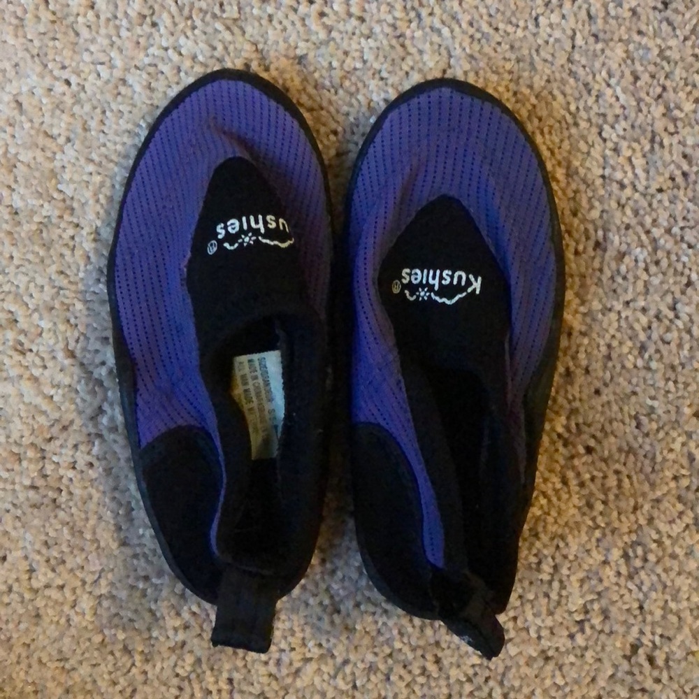 Toddler water shoes Kushies purple size 5-6 small